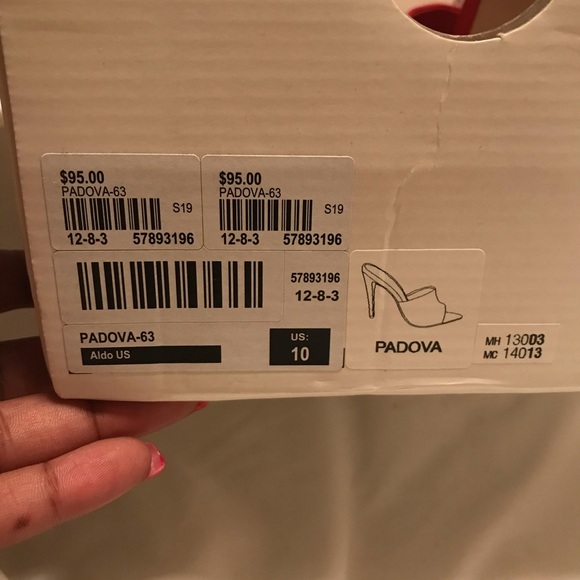 These are a size 10 but they run small!!!! - Picture 4 of 4